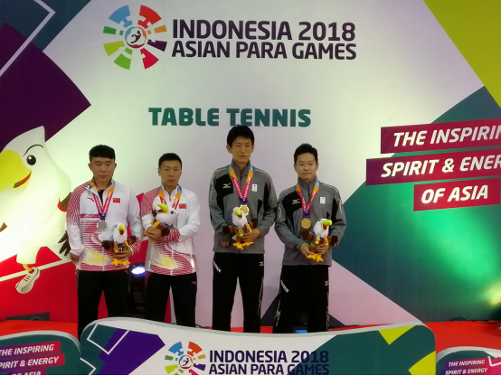 亞殘運會乒乓球男子TT10級團體比賽頒獎儀式(左一:連浩)